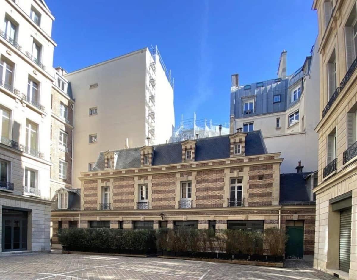 Beautiful With Terrace In 8 Parijs
